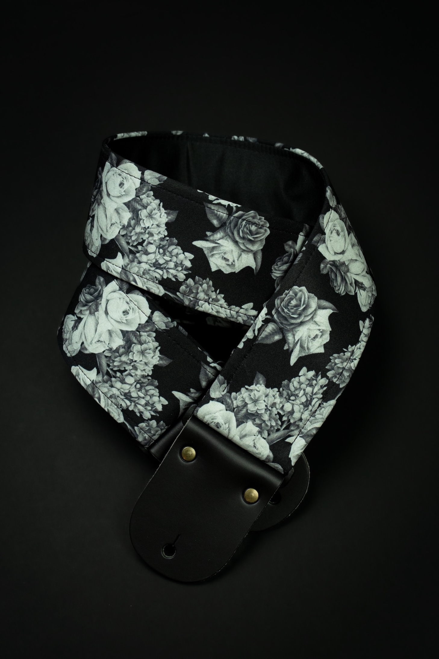 Mr.Strapsky Guitar Strap b&w roses-7