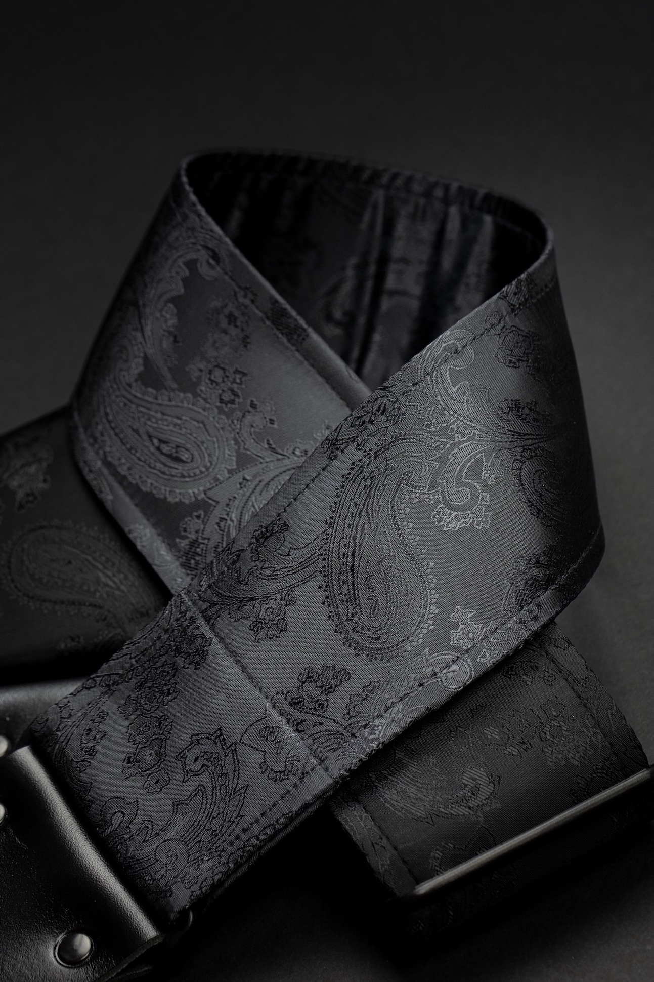 Black Paisley Vintage Guitar Strap (Jacquard) - Image 6