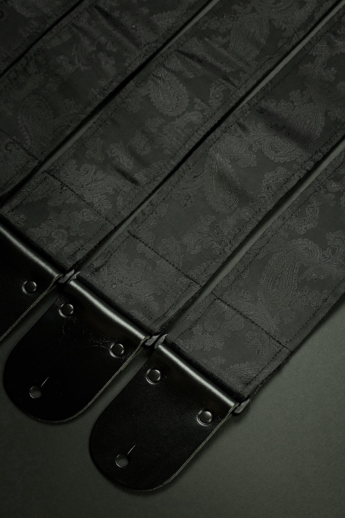 Black Paisley Vintage Guitar Strap (Jacquard) - Image 3