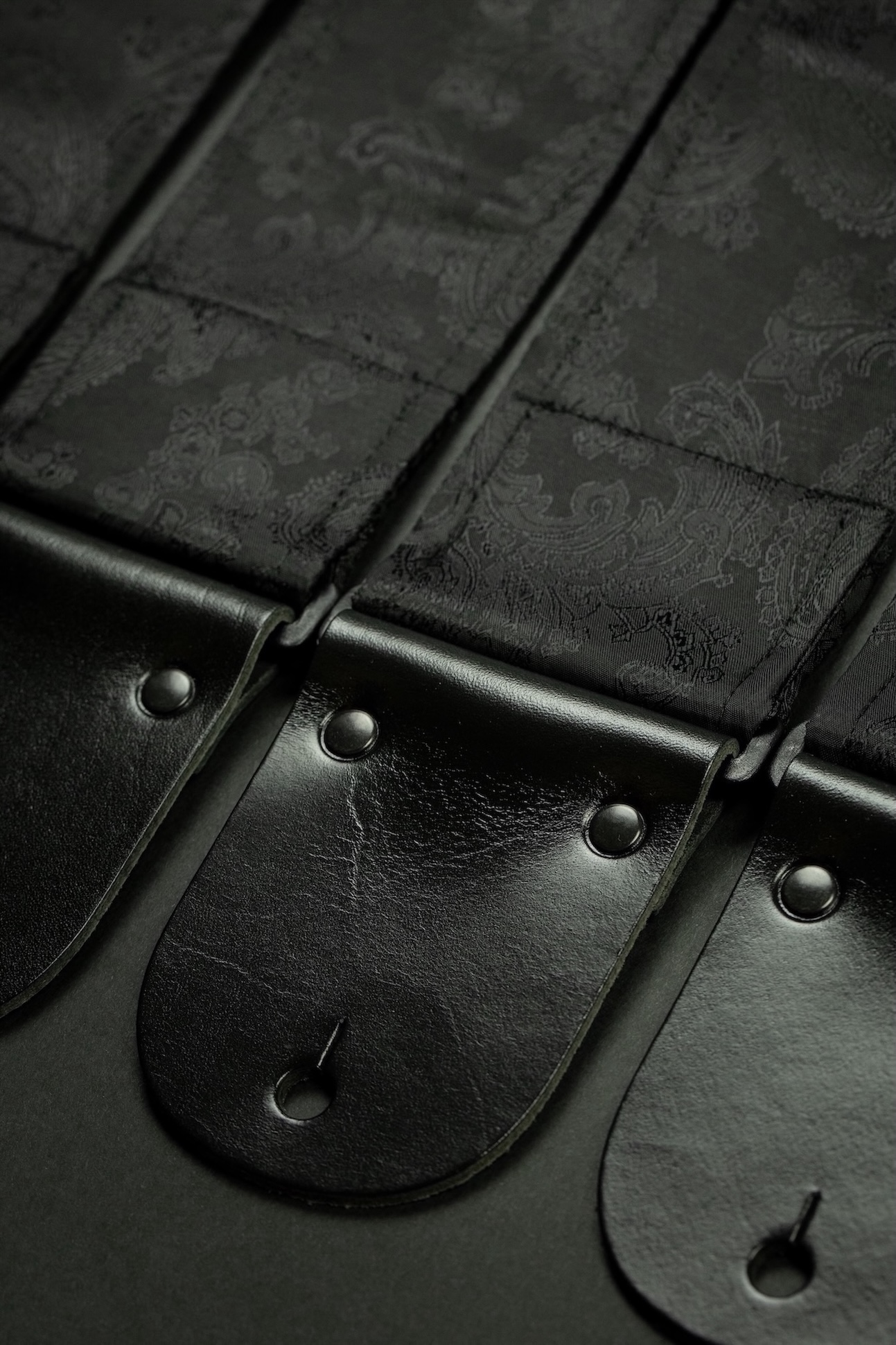 Black Paisley Vintage Guitar Strap (Jacquard) - Image 2