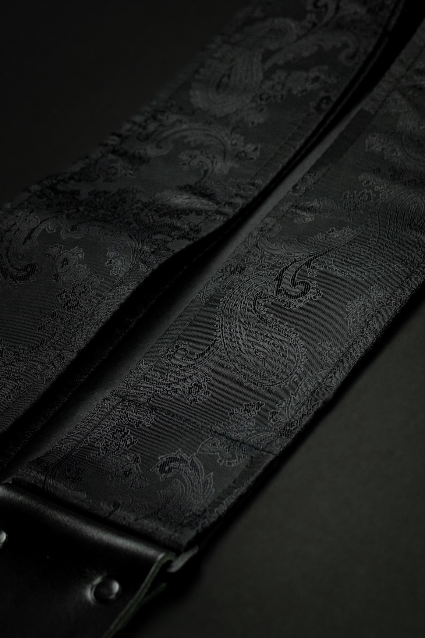 Black Paisley Vintage Guitar Strap (Jacquard) - Image 12