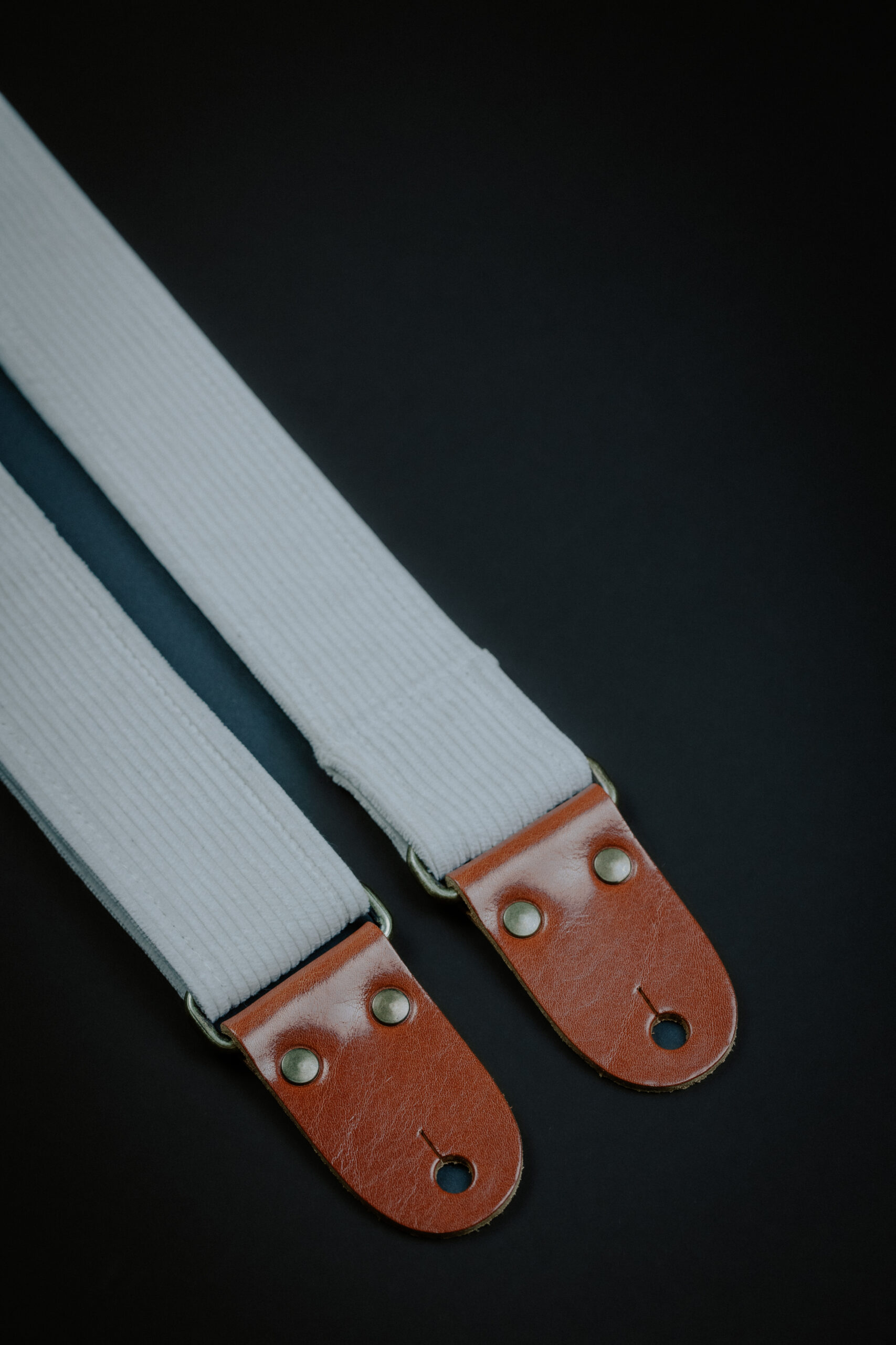 White Vintage Corduroy Wide Guitar Strap - Image 2